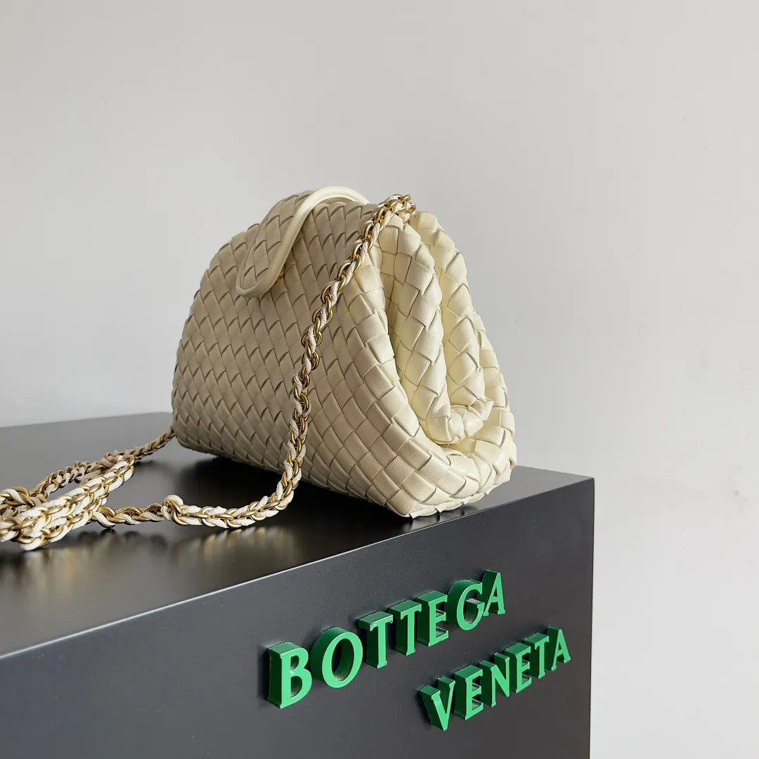 Batch 1880 BOTTEGA VENETA LAUREN 1980 small clutch bag is new! The small size that many people squat on is finally here. The self-adjustable zipper is a highlight of this bag. After being removed, it can be used as a handbag for important occasions. One bag unlocks two carrying methods at the same time. It is practical and has a unique sense of structure and beautiful lines. It is more elegant than a small cloud. It is a tribute to the classics and the pursuit of modernity. Style number: 804038 Size: 27*15*8cm